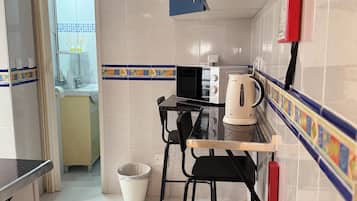 Monolocale comfort | Cucina privata | Frigorifero con congelatore, microonde