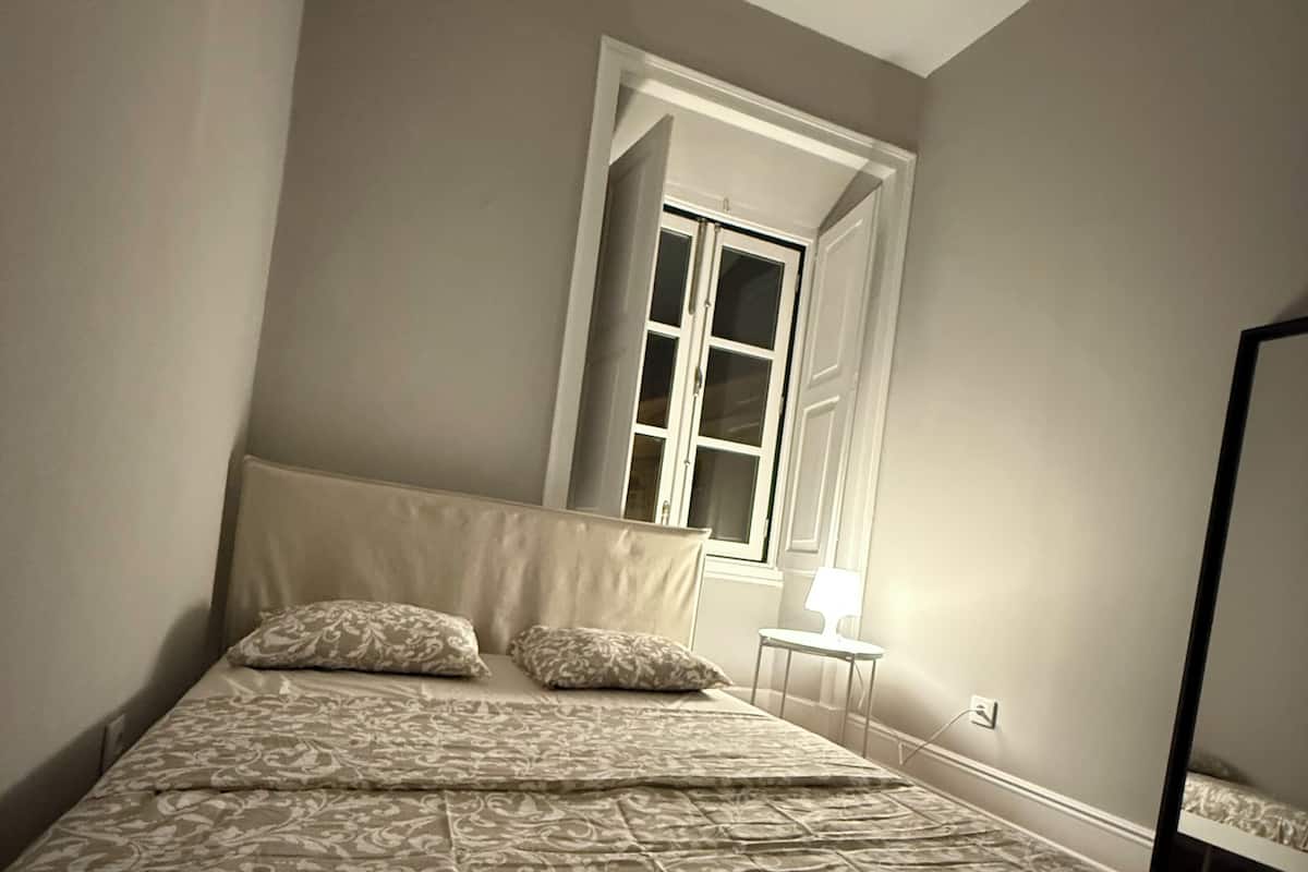 Habitación Confort doble, baño compartido | Wifi gratis y ropa de cama