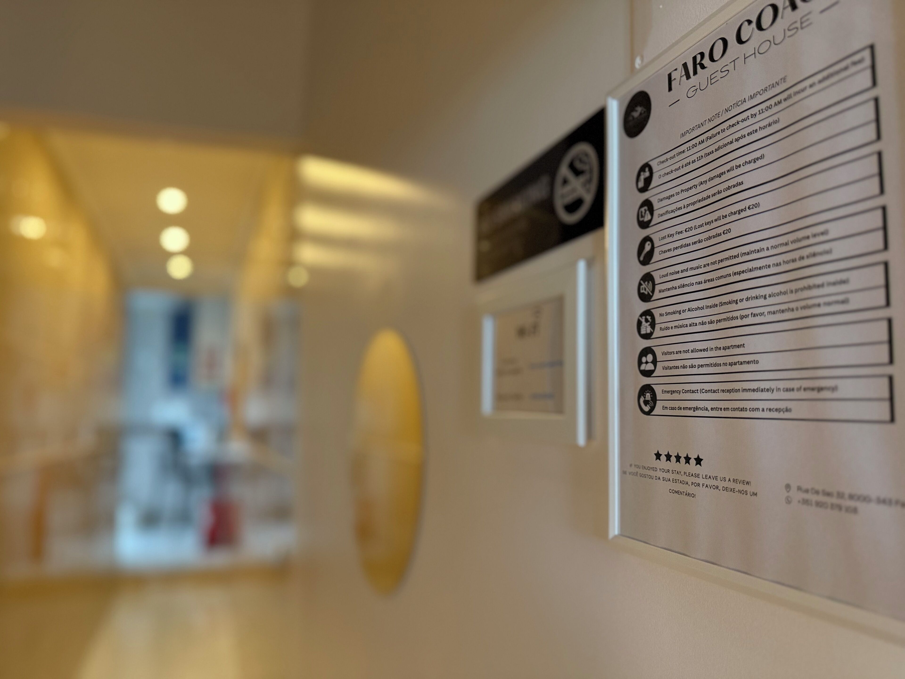 Un cartel de hotel con una lista de normas y servicios.
