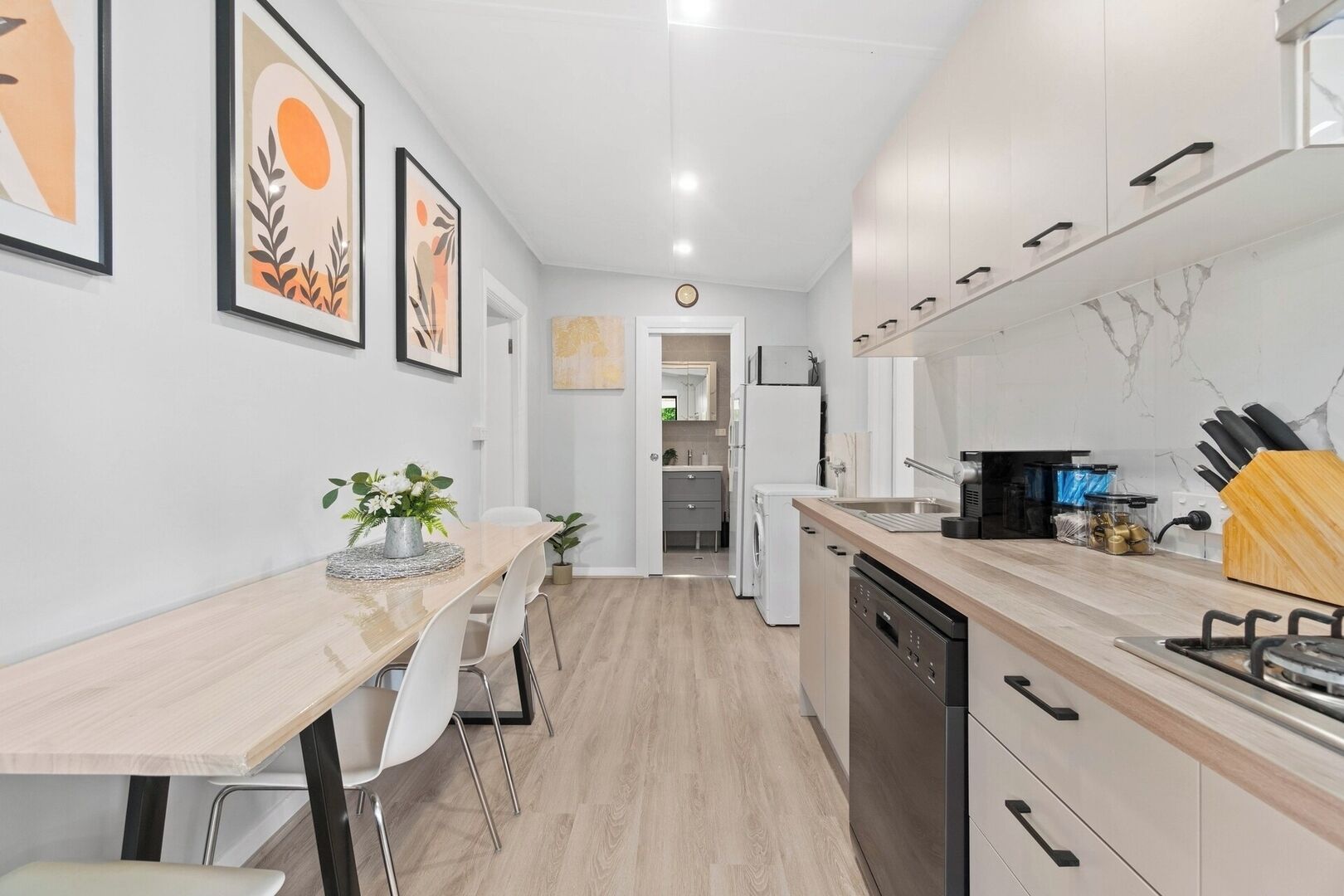 Køleskab, mikrobølgeovn, kogeplade, opvaskemaskine