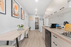 ثلاجة، ميكروويف، موقد طهي مسطح، غسالة أطباق