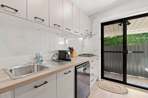 Stylish 2BR Retreat | Walk to Shops and 12min to CBD