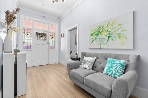 Stylish 3BR Retreat | Walk to Shops and 12min to CBD