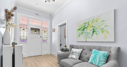 Stylish 3BR Retreat | Walk to Shops and 12min to CBD