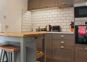 Réfrigérateur, four, plaque de cuisson, grille-pain