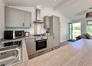 Fridge, oven, stovetop, toaster - 3 bedroom accommodation in Crosby-on-Eden (Crosby-on-Eden)