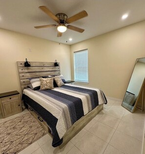 2 bedrooms, iron/ironing board, WiFi, bed sheets - Charming 2-bedroom condo in fabulous Eagle Pass with AC, WiFi. (Eagle Pass)