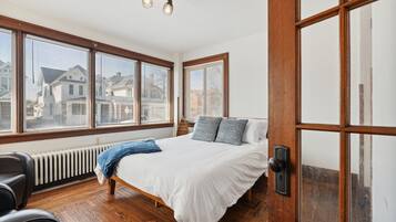 5 bedrooms, WiFi, bed sheets