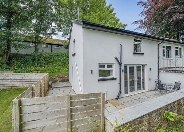 Unclassified image, 1 of 14, button