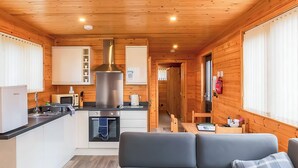 A compact cabin with a kitchenette, a dining area, and a seating space. - 1 bedroom accommodation in Ely (Ely)