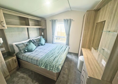 This stunning holiday home with a double bedroom and en suite W.