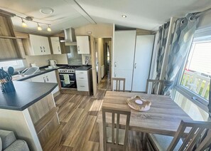 Réfrigérateur, four, plaque de cuisson, grille-pain