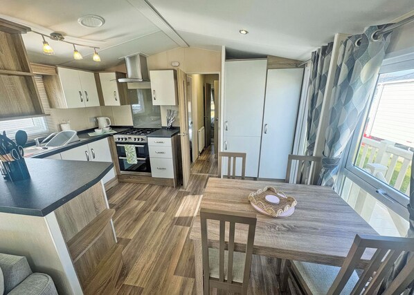 Fridge, oven, stovetop, toaster - This stunning holiday home with a double bedroom and en suite W. (Bishop Auckland)