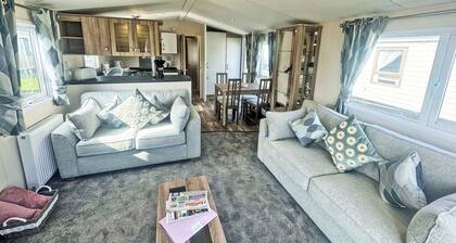 This stunning holiday home with a double bedroom and en suite W.