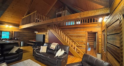 Peaceful, cozy cabin less than two miles from Cave Run Lake and I64.
