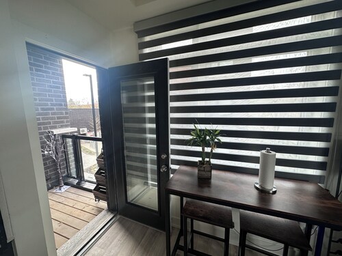 Bright 2Bedroom Townhome in South Richmond Hill, Convenient location.