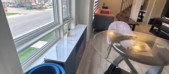 Bright 2Bedroom Townhome in South Richmond Hill, Convenient location.