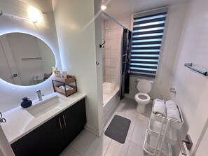 Séchoir à cheveux, serviettes fournies, savon, papier de toilette