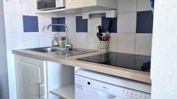 Een koelkast, een microgolfoven, een koffiezetapparaat/waterkoker