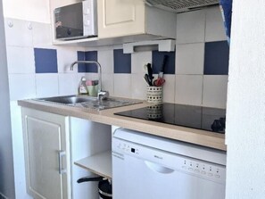 冰箱、微波炉、茶具/咖啡用具、烤面包机