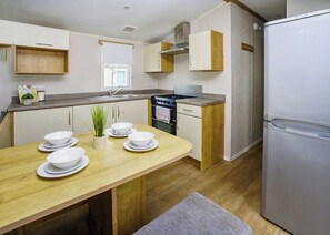 Fridge, oven, stovetop, toaster - 2 bedroom accommodation in New Romney (New Romney)