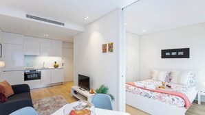 Un apartamento moderno con cocina, comedor y un dormitorio.