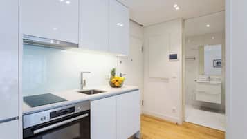 Lemari es, microwave, oven, dan kompor