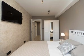 2 quartos, escrivaninha, ferros/tábuas de passar roupa, berço de viagem