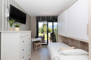 2 bedrooms, desk, iron/ironing board, travel crib