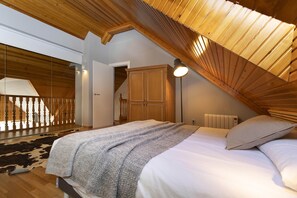 3 quartos, escrivaninha, ferros/tábuas de passar roupa, berço de viagem