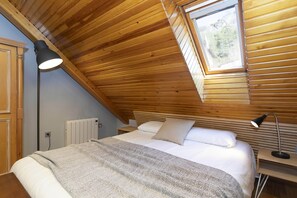 3 bedrooms, desk, iron/ironing board, travel cot