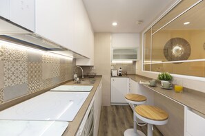 Oven, dishwasher, coffee/tea maker, toaster