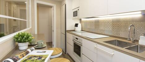 Fogão, lava-louças, cafeteira/chaleira, torradeira