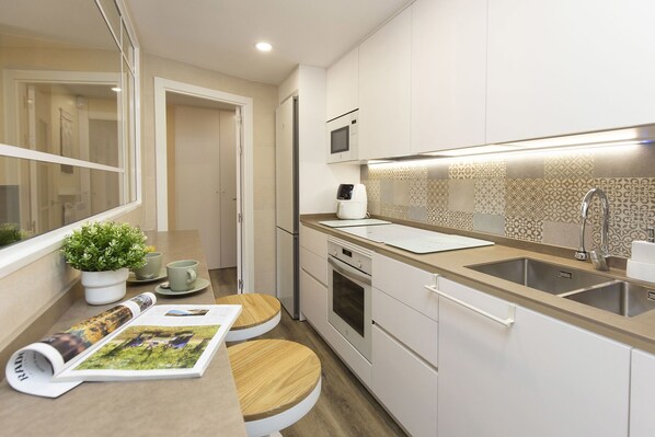 Oven, dishwasher, coffee/tea maker, toaster