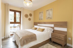 3 habitaciones, escritorio y tabla de planchar con plancha 