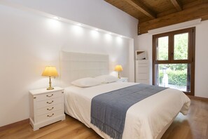 4 habitaciones, tabla de planchar con plancha y cuna de viaje 