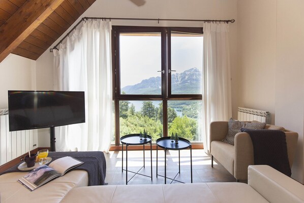 TV - CuMbres Penthouse by BeValle (Panticosa)