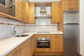 Microwave, oven, stovetop, dishwasher - CuMbres Penthouse by BeValle (Panticosa)