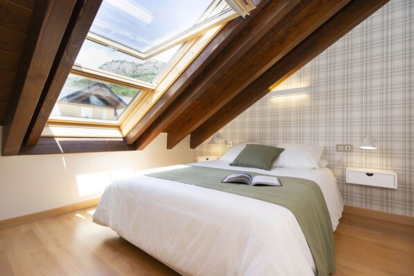 2 bedrooms, travel crib, free WiFi, bed sheets