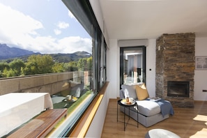 Interior - Saras Window by BeValle (Panticosa)