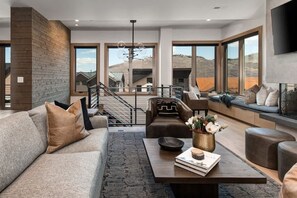 Smart TV, chimenea y oficina 