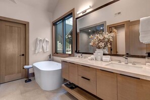Douche, sèche-cheveux, shampoing