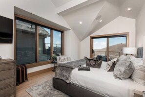 6 bedrooms, desk, iron/ironing board, free WiFi