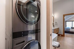 6 bedrooms, iron/ironing board, free WiFi, bed sheets