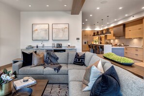 Smart-TV, Kamin, Arbeitsbereiche