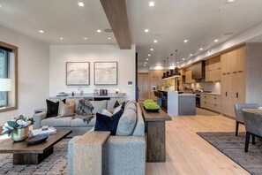 Een smart-tv, een open haard en een kantoor