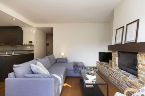 TV, fireplace