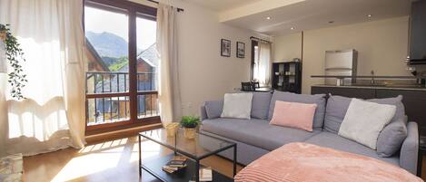TV, fireplace