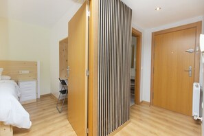 1 室のベッドルーム、アイロン / アイロン台、WiFi (無料)、ベッドシーツ