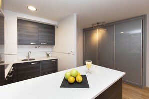 Keittoastiat/astiat/ruokailuvälineet, ruokailupöytä